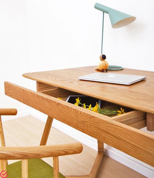 创意木制书桌：提升效率与快乐的理想选择