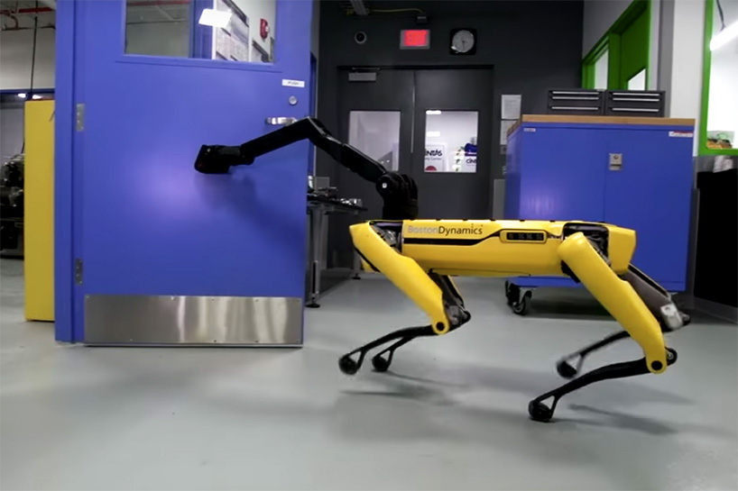 波士顿动力公司黄狗机器人 SpotMini 为同伴开门