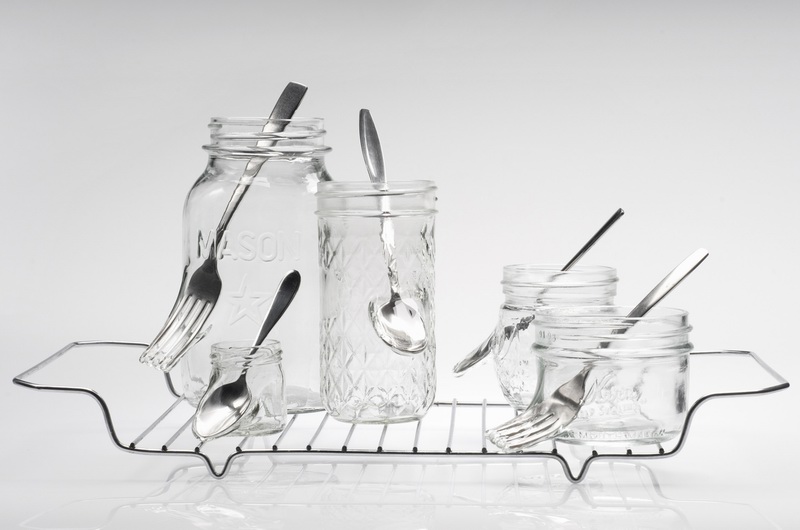 玻璃艺术家Jennifer Halvorson将金属餐具嵌入了复古的玻璃瓶壁内