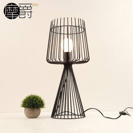 创意家具产品：木制与铁艺融合的时尚灯具