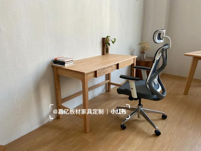 创新家具产品：时尚木制书桌