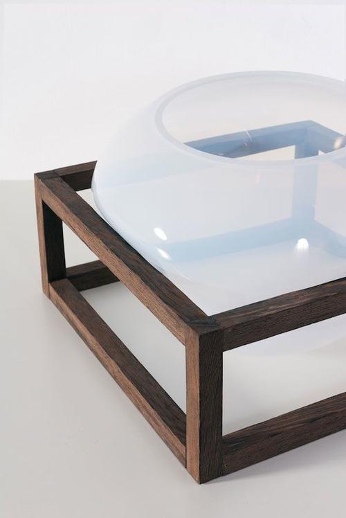 创新家具产品：木与玻璃的完美结合