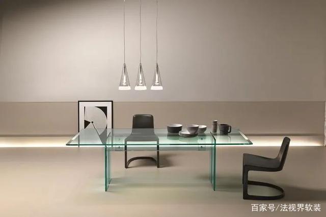 创新家具：融合木制与玻璃的极简主义风格