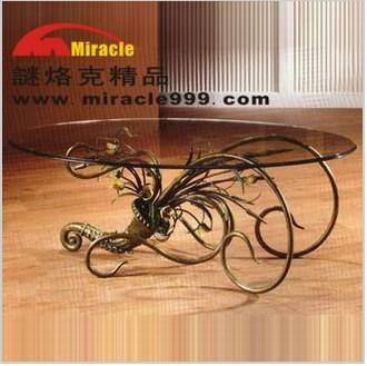 创新家具：融合艺术与实用的木铁艺玻璃工艺品
