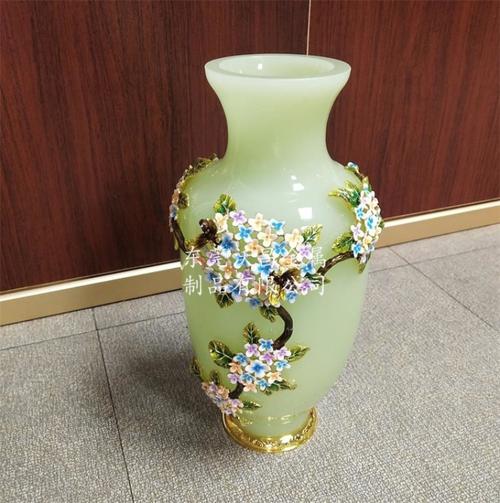迷人的手工艺品——精美铁艺珐琅花瓶