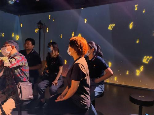欢乐时光：享受沉浸式音乐体验的夹克