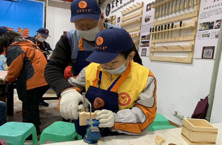 品牌名称：欢乐木工坊
