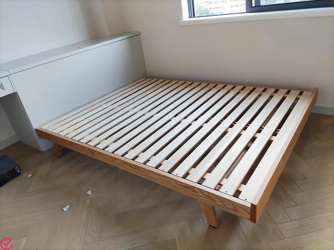 欢乐木制床架-打造温馨卧室空间