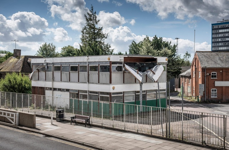 英国雕塑家Alex Chinneck给一座废弃的建筑穿上了衬衫