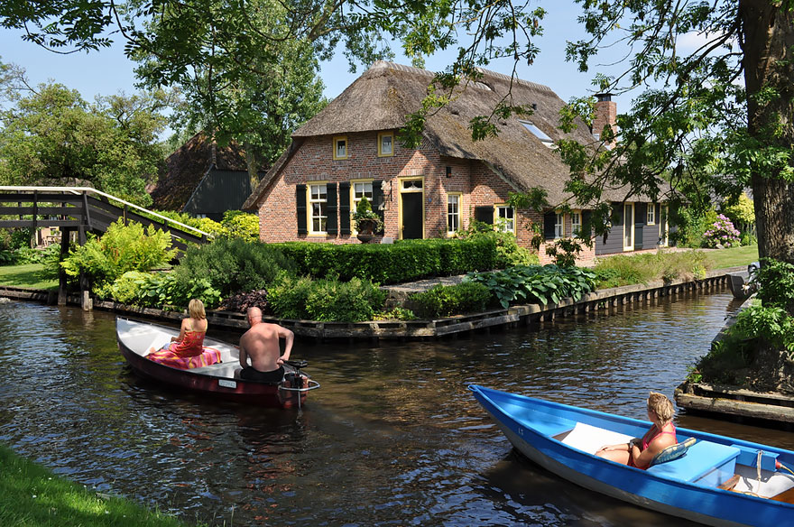 null water-village-no-roads-canals-giethoorn-netherlands-3