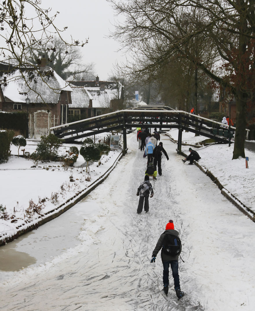 null water-village-no-roads-canals-giethoorn-netherlands-11