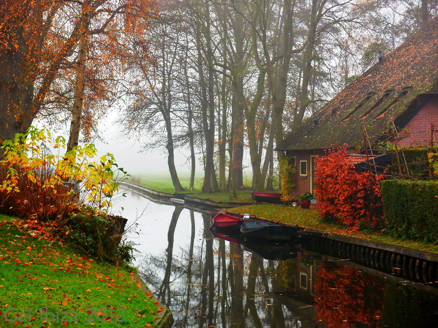 null water-village-no-roads-canals-giethoorn-netherlands-13