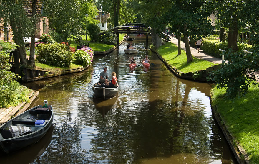 null water-village-no-roads-canals-giethoorn-netherlands-6