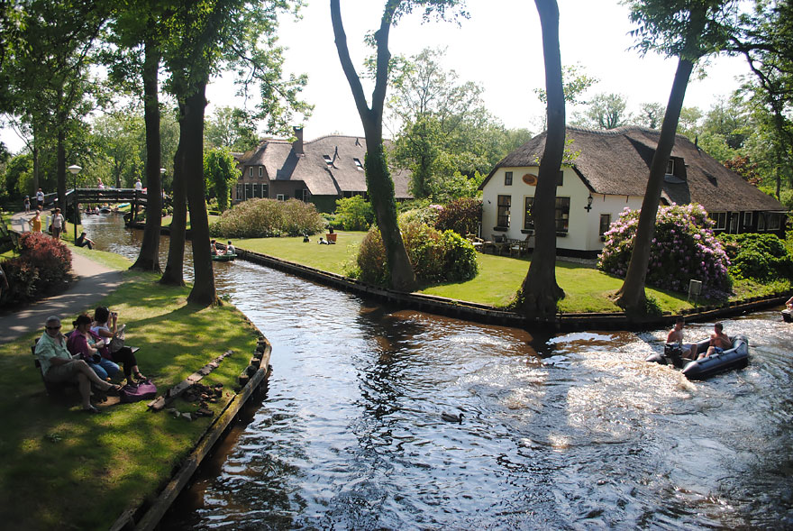null water-village-no-roads-canals-giethoorn-netherlands-5